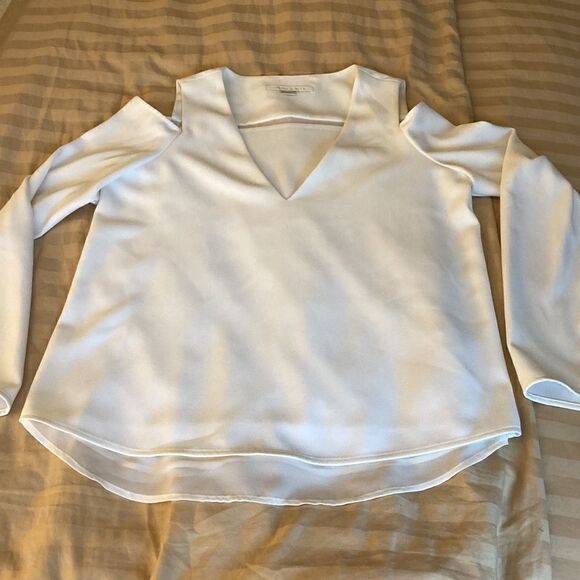 Cooper & Ella NWOT Cold Shoulder V Neck Long Sleeve Layered Blouse in Ivory. - Picture 2 of 8
